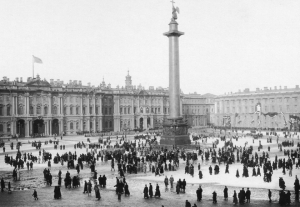 Группа жителей и воинские части на Дворцовой площади. 1910-е г.